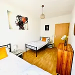 Stoetteritz Holiday Apartment - 3 Rooms - 6 People - 4 Beds - Balcony - Great Public Transport 11 Minutes To The City